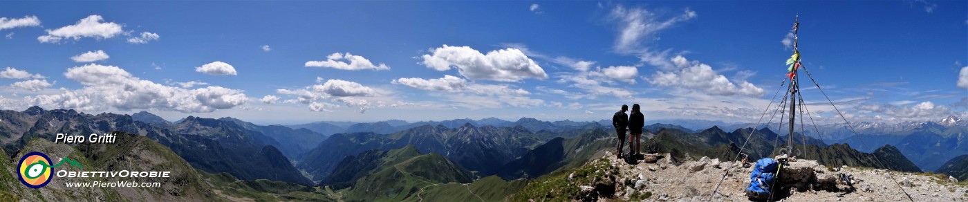 58 Panorama dal Corno Stella a sud verso il versante brembano.jpg